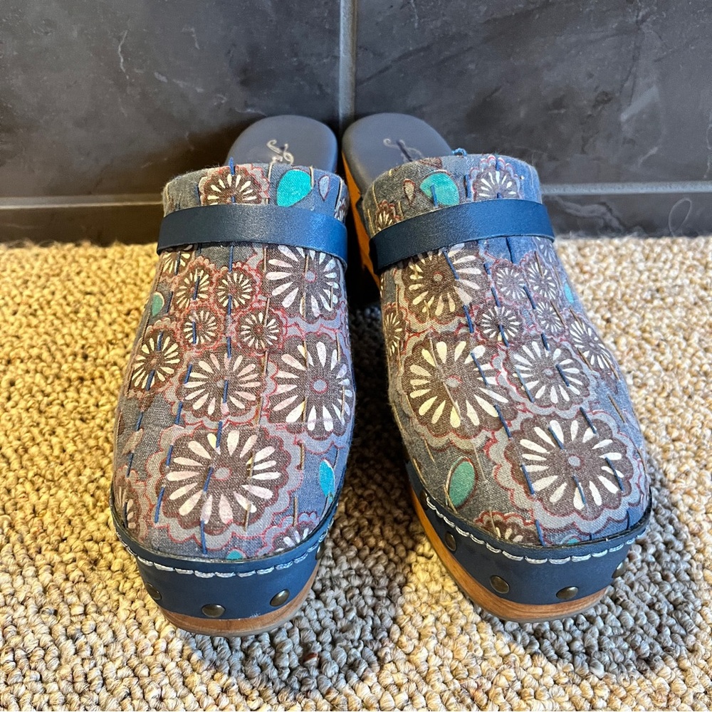 Free People, blue floral clogs, Calabasas Kantha, worn once 36.5